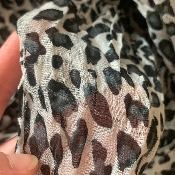 Animal Print‎ Gray and Black Scarf Wrap - Picture 4 of 5